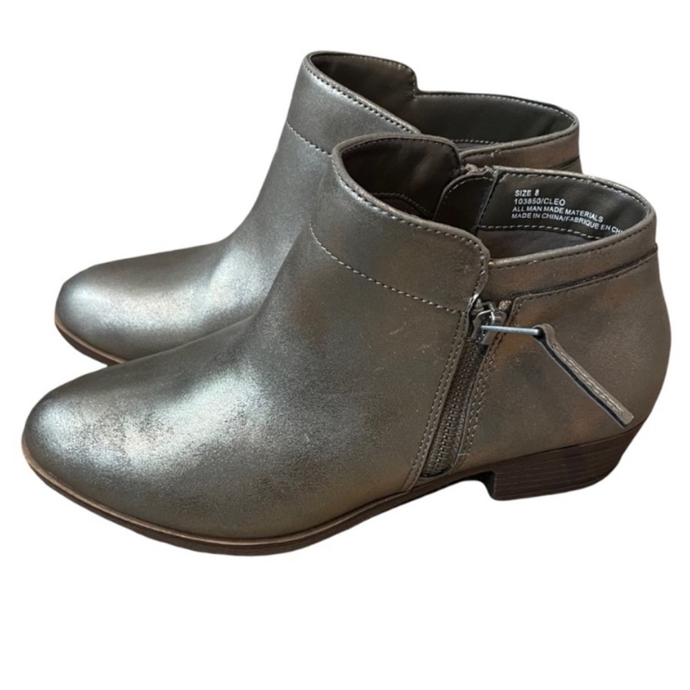 NWT Maurices Cleo Shimmer Women’s Vegan Leather Silver Gray Heeled Ankle Bootie
